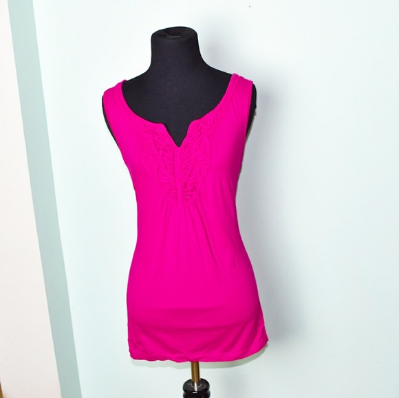 Tops - Super Cute Pink Detail Neckline Top